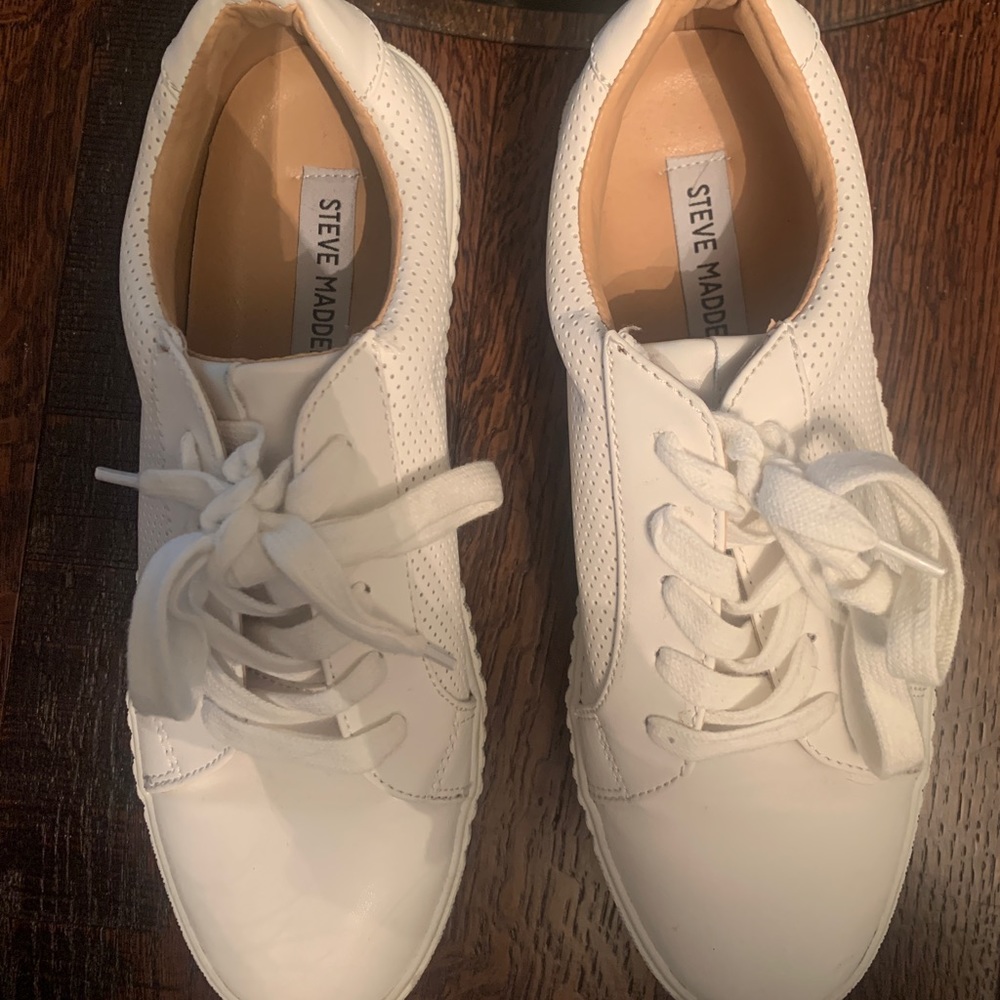 Womens tennis shoes size 9M